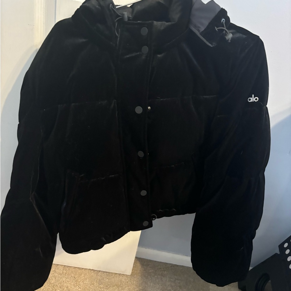 Alo Velour Cropped Puffer